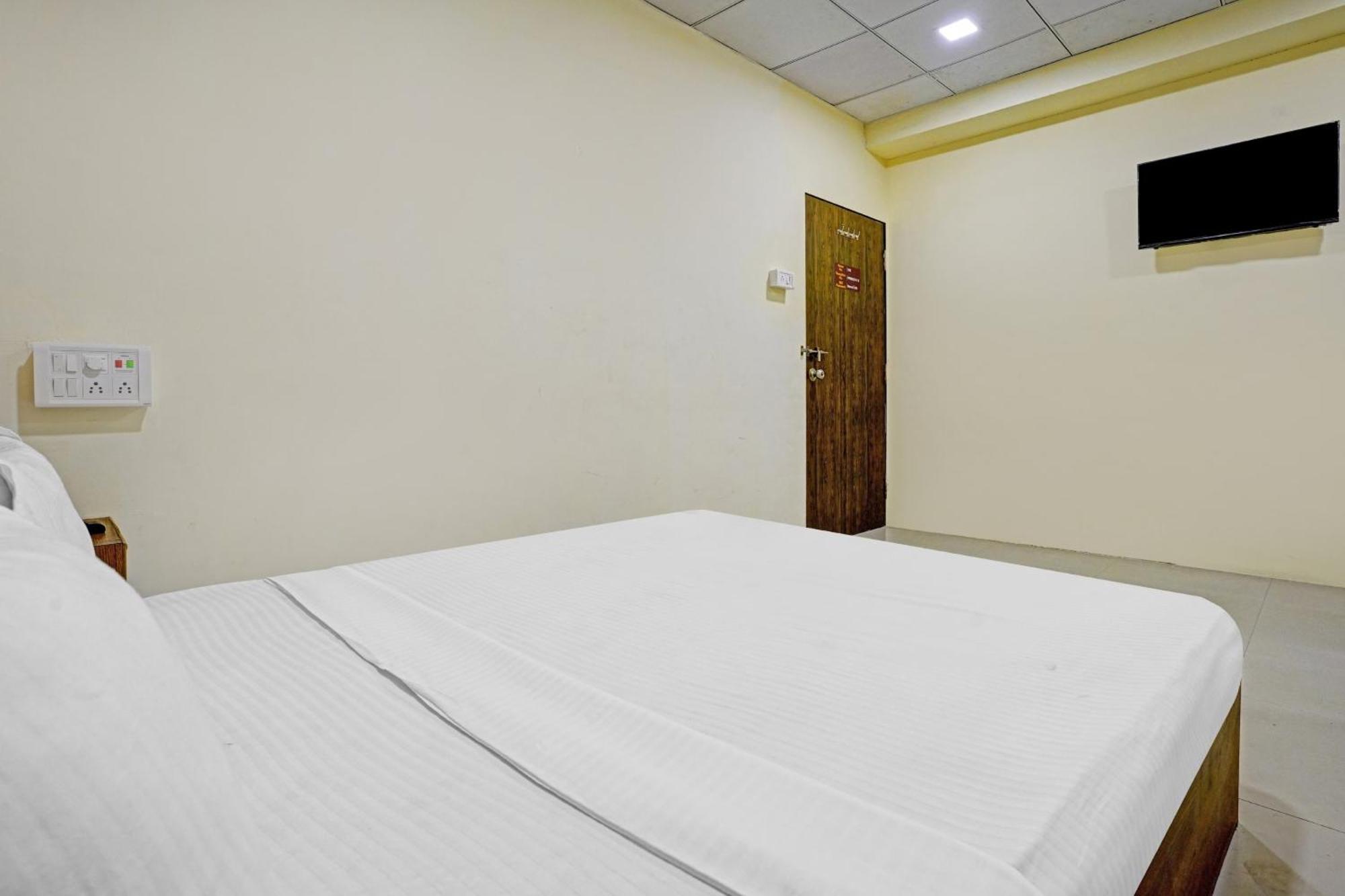 Hotel O Nova Rooms Surat Ngoại thất bức ảnh