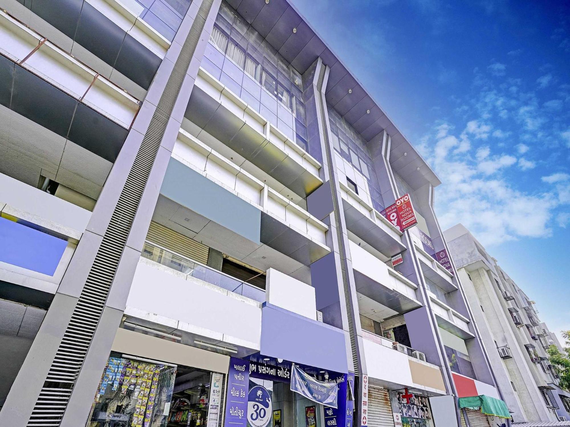 Hotel O Nova Rooms Surat Ngoại thất bức ảnh