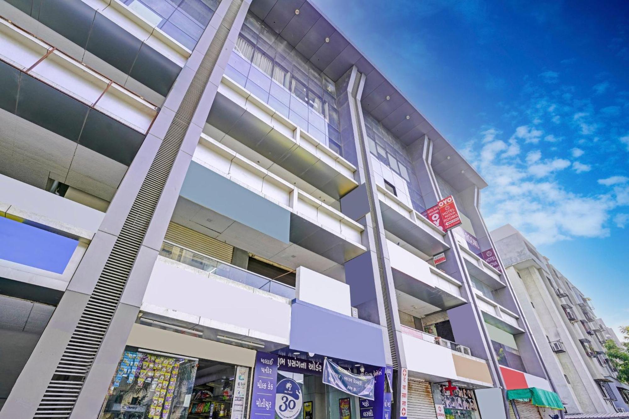 Hotel O Nova Rooms Surat Ngoại thất bức ảnh