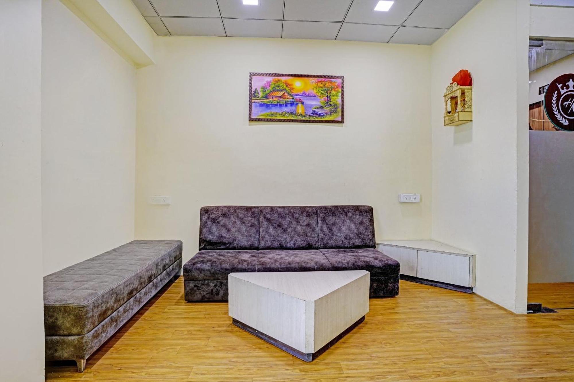 Hotel O Nova Rooms Surat Ngoại thất bức ảnh