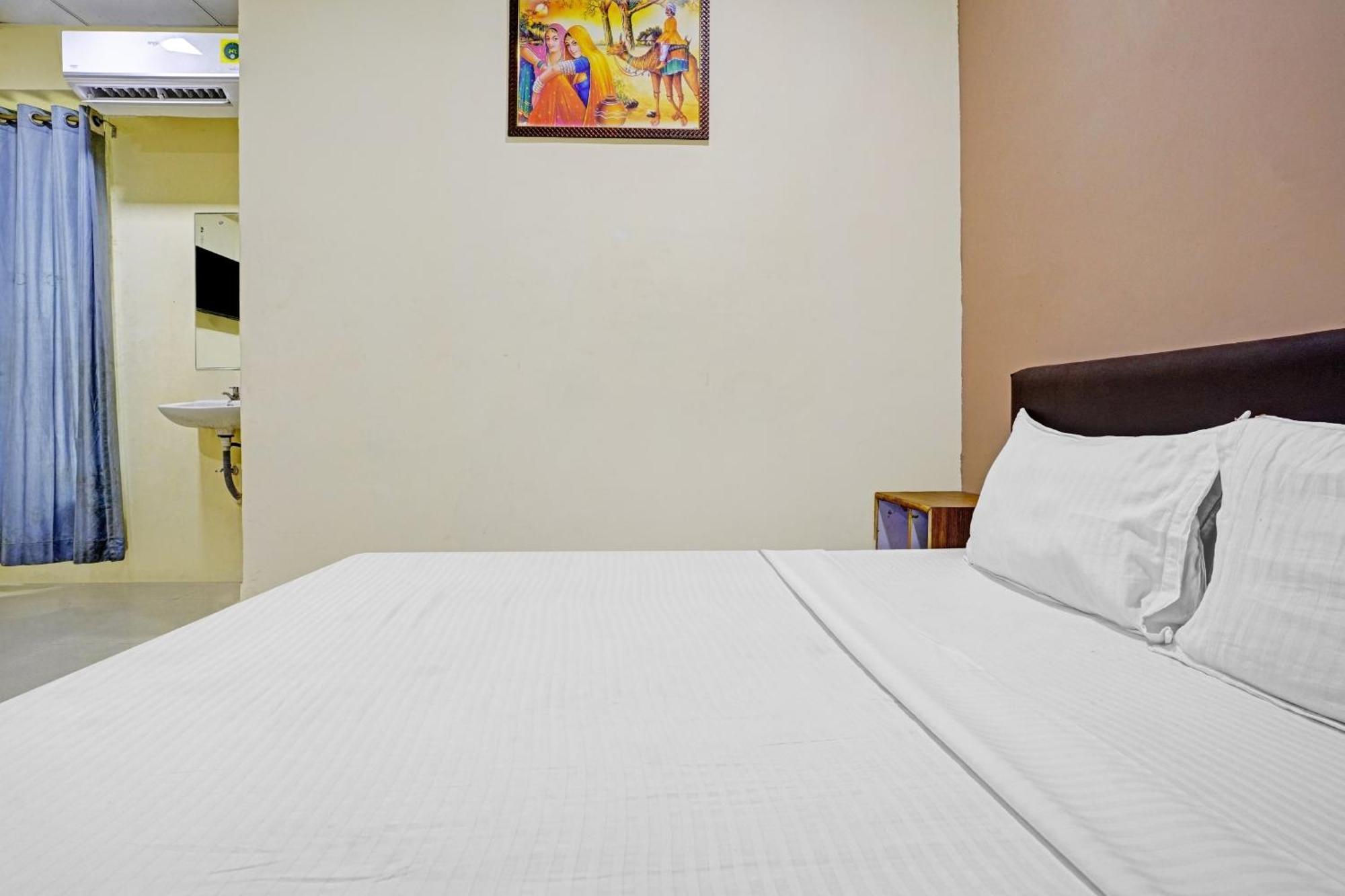 Hotel O Nova Rooms Surat Ngoại thất bức ảnh