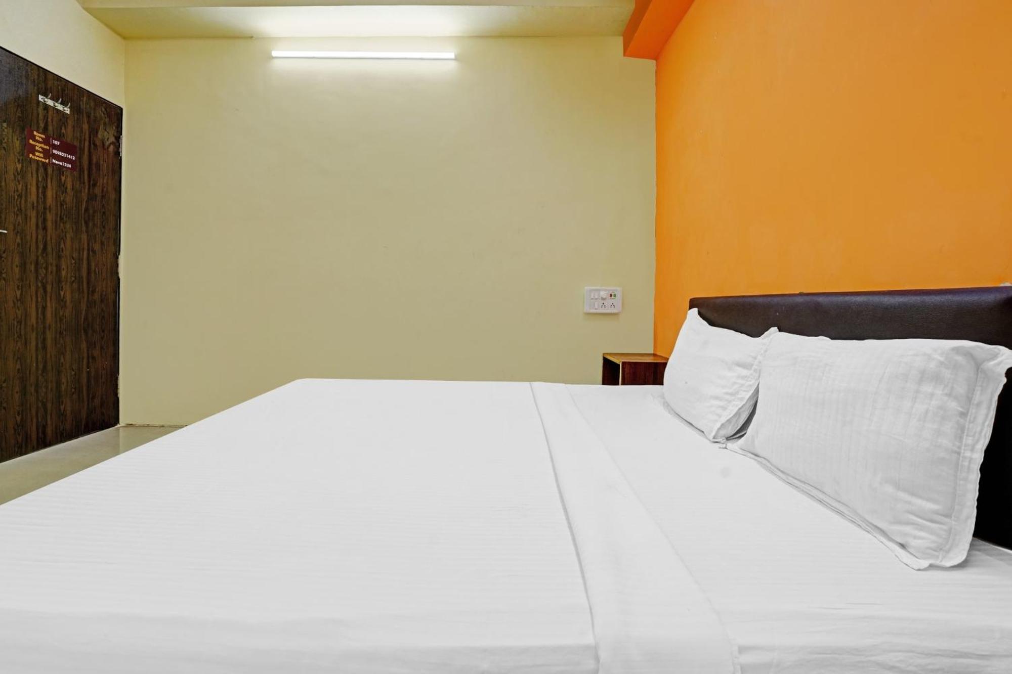Hotel O Nova Rooms Surat Ngoại thất bức ảnh