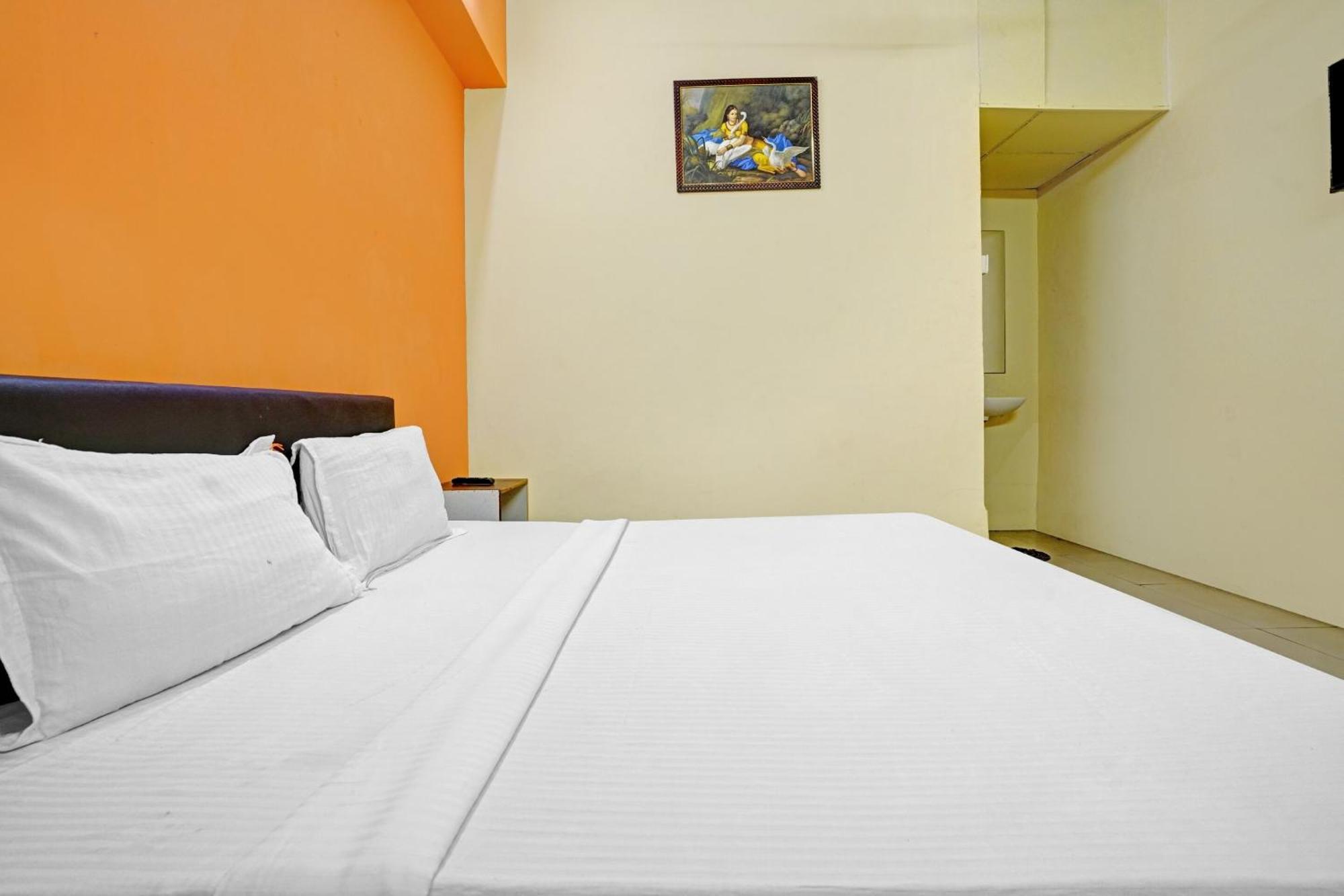 Hotel O Nova Rooms Surat Ngoại thất bức ảnh