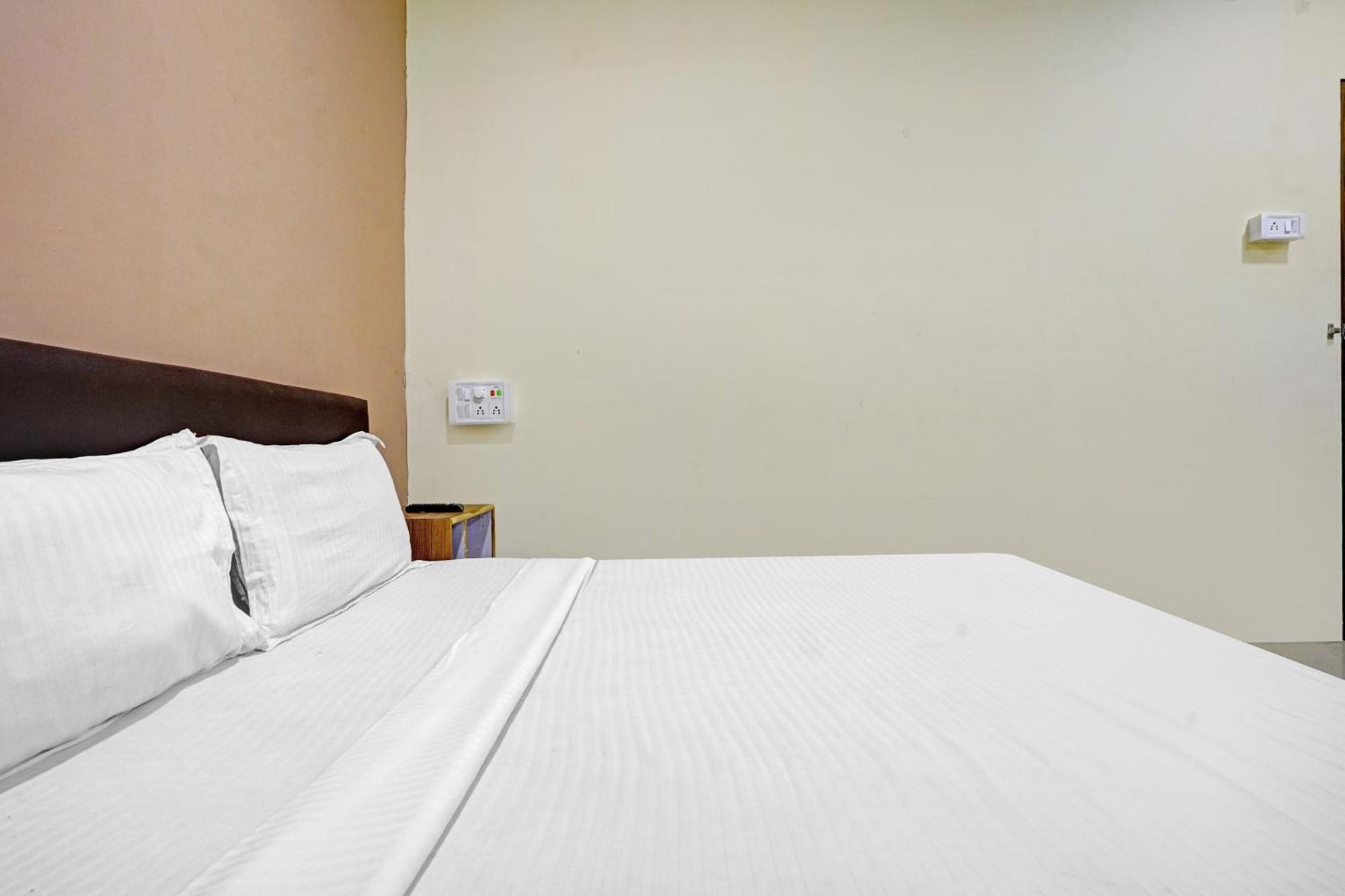 Hotel O Nova Rooms Surat Ngoại thất bức ảnh